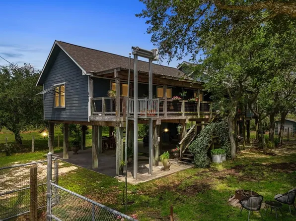 939 17th St, San Leon, TX 77539