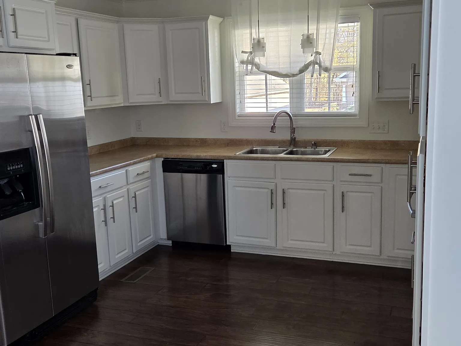 3 bed, 2388 sqft, $2,200 — Photo 4
