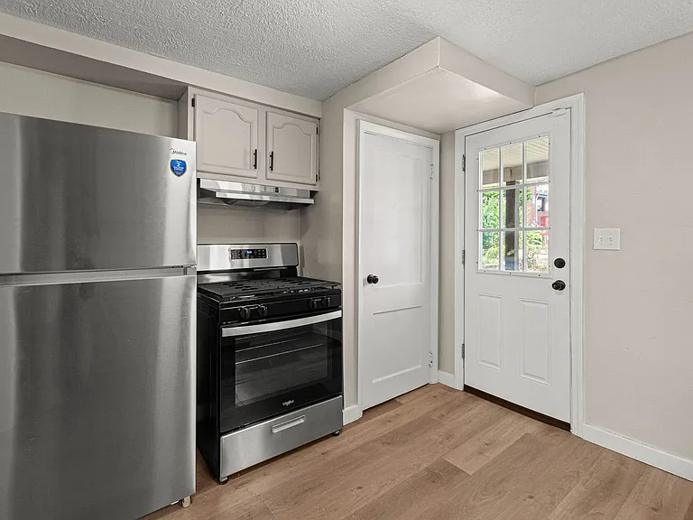 1138 W 11th St — Photo 28