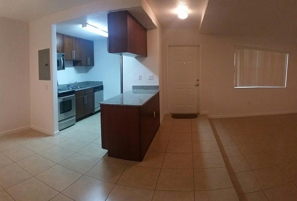 Kitchen/Entrance