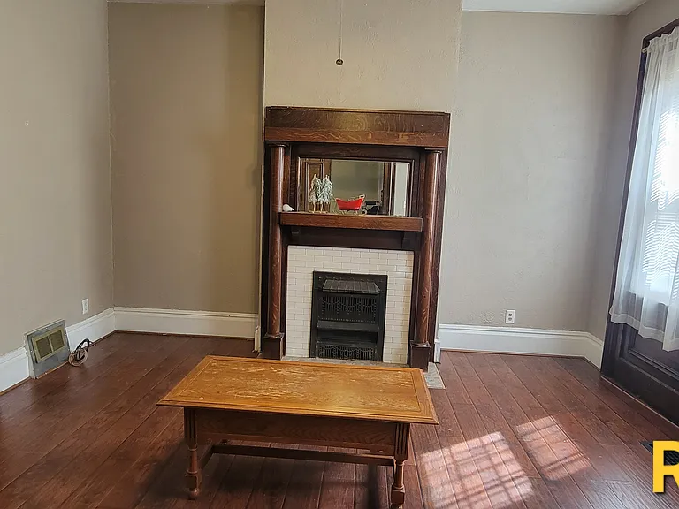 2323 Sarah St — Photo 4