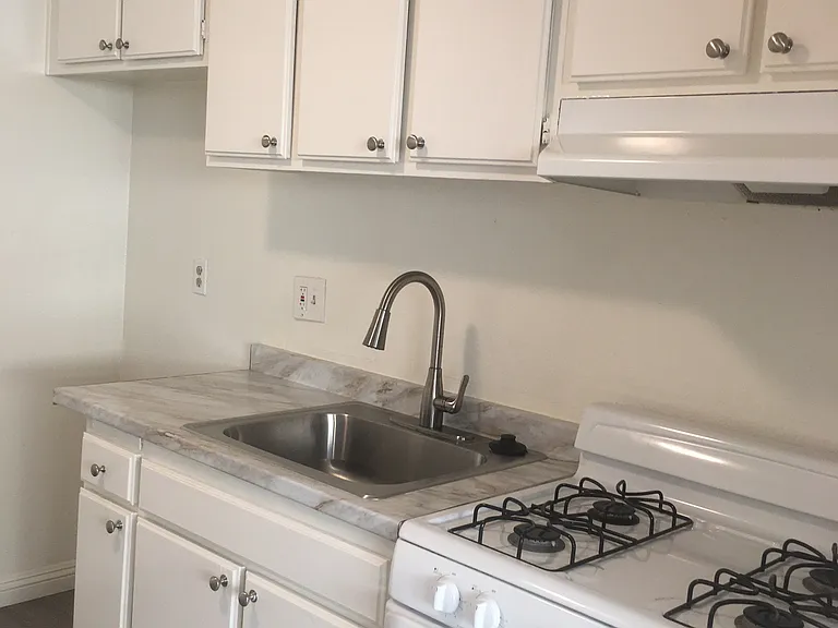 Tarzana Apartments — Photo 22