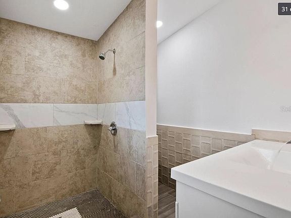 4th image of 2644 Beverly Ave