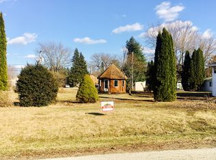 5516 W Lake Shore Dr, Cary, IL 60013