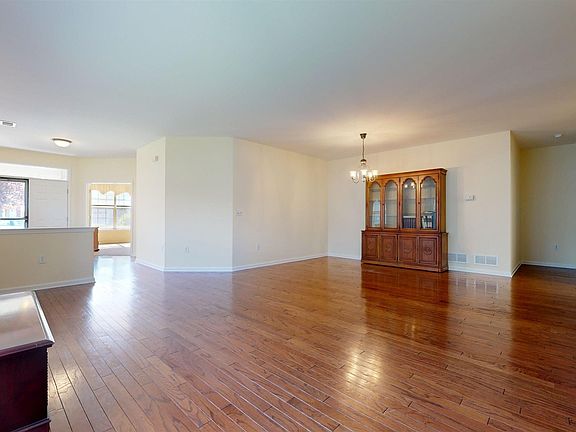 5th image of 15 Marlowe Ct