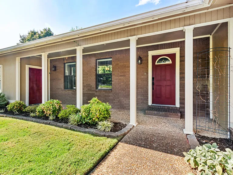 2416 N Robin Rd — Photo 2