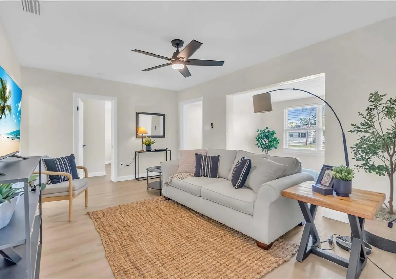 3 bed, 1296 sqft, $3,875 — Photo 2