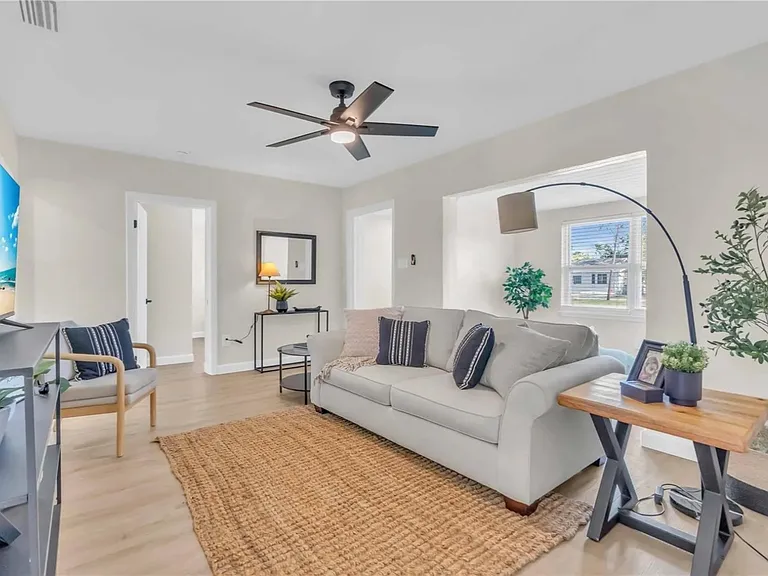 5215 S Puritan Ave — Photo 2
