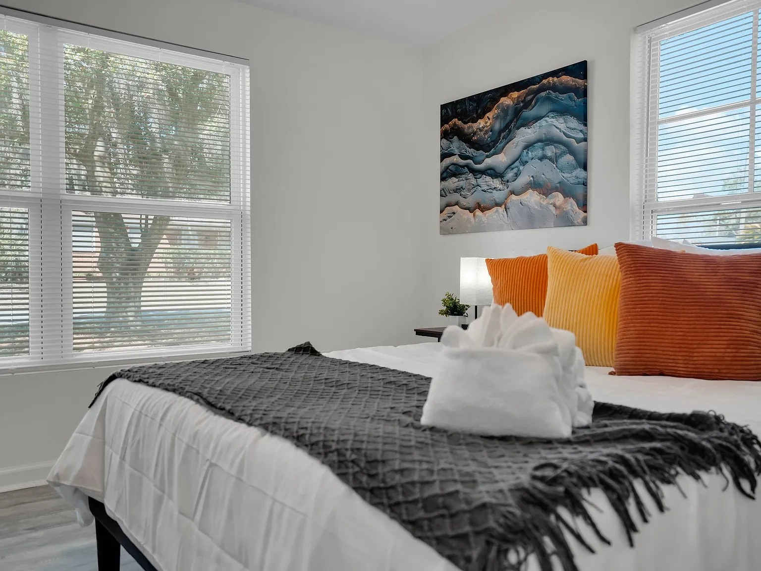 5 bed, 2300 sqft, $5,500 — Photo 3