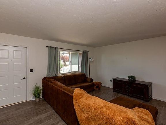 5th image of 3185 Elm Ave