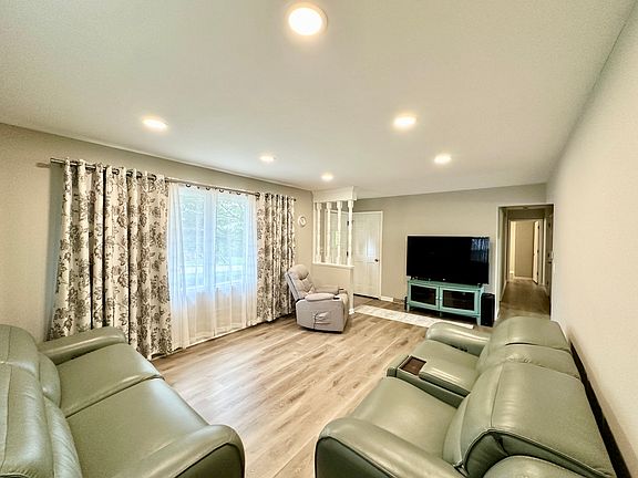 5th image of 106 Indian Ln