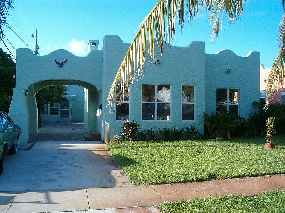 Front of House (this is an old picture, the grass is being renewed this month as stated in the description).