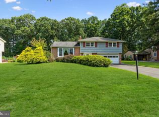 318 Oak Ln, West Windsor, NJ 08550