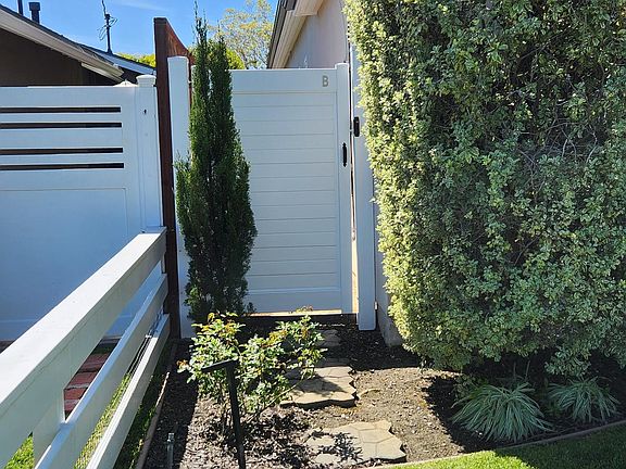 Private entrance path and gate "B"