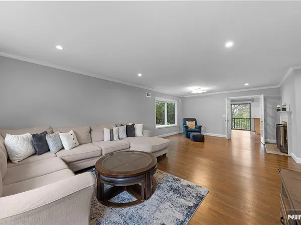 1 Westley Ln, New Milford, NJ 07646