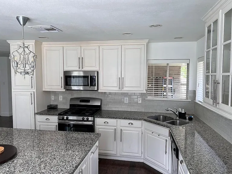 2450 Parkwood Ln — Photo 5