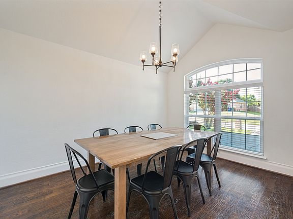 3rd image of 2830 Rosewood Blvd
