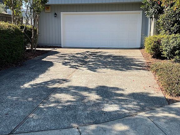 2nd image of 372 Dahlia Dr