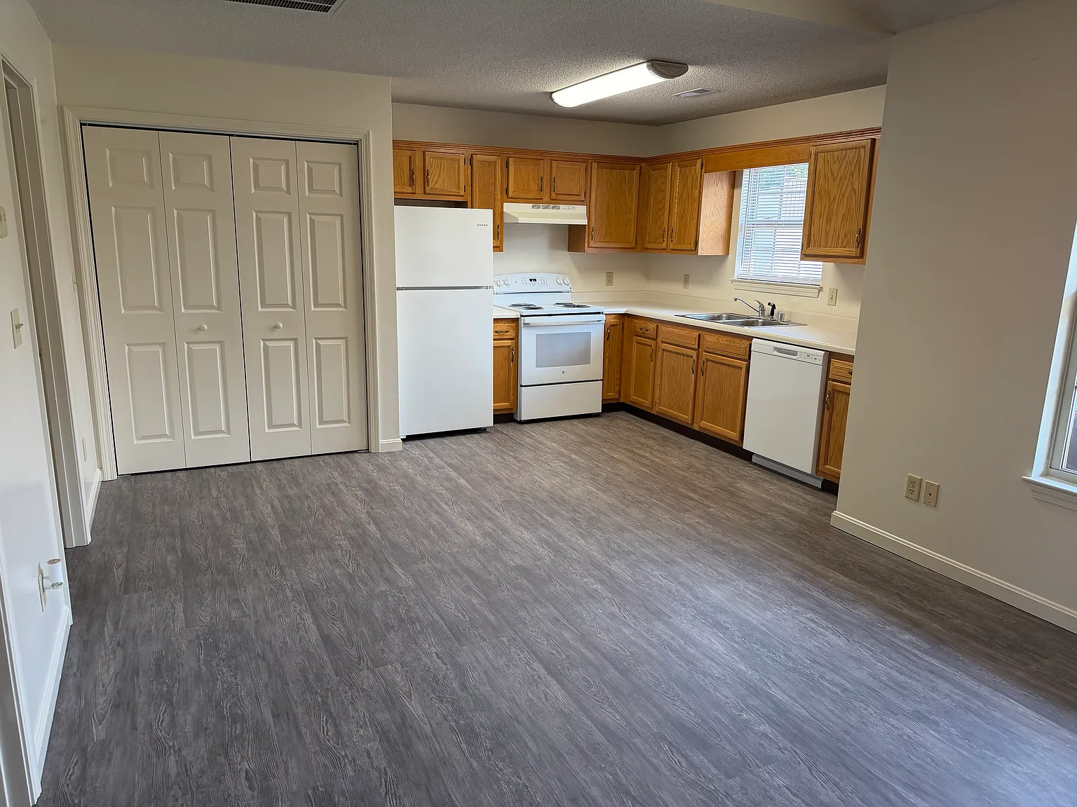 2 bed, 1.5 bath, 800 sqft, $850 — Photo 2