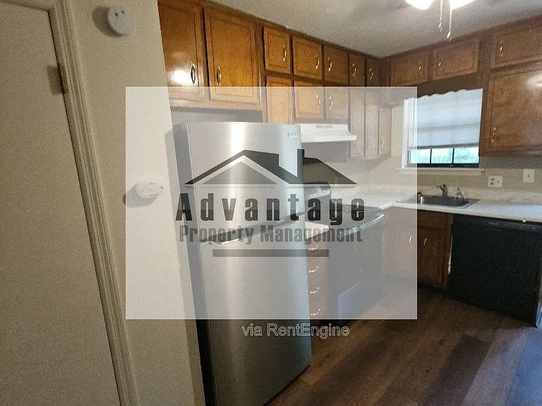 1085 Eastview Rd NE #A — Photo 2