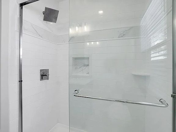 5th image of 40 Iris Ln