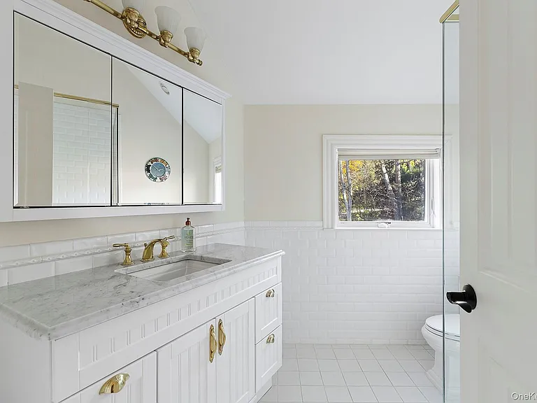 144 Round Swamp Rd — Photo 34