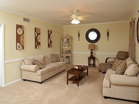 3rd image of 4 Hunt Ct