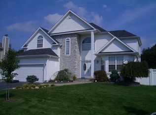 63 Summerfield Dr, Holtsville, NY 11742