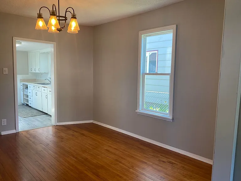 215 7th Ave NE — Photo 2