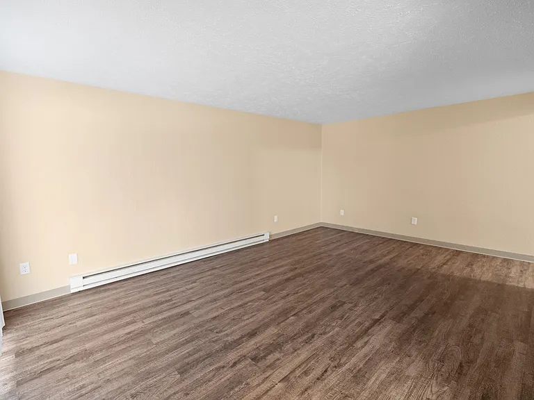 Lyons Court Apartments — Photo 23