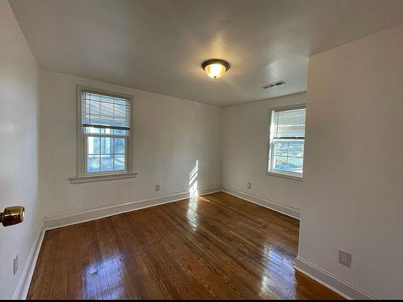 4th image of 4300 Jefferson St