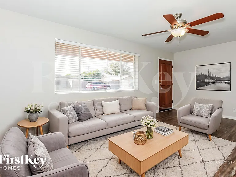 1010 W 4th Pl — Photo 3