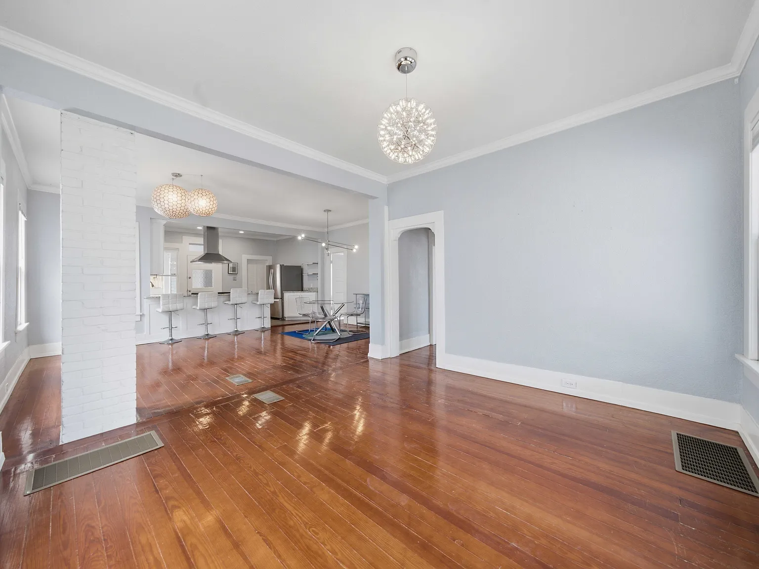 141 E Woodlawn Ave — Photo 1