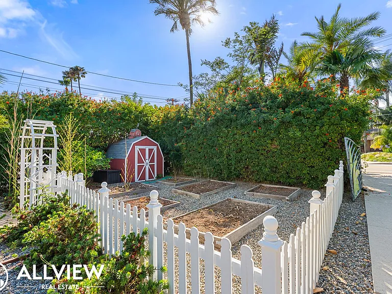 2474 Santa Ana Ave — Photo 31