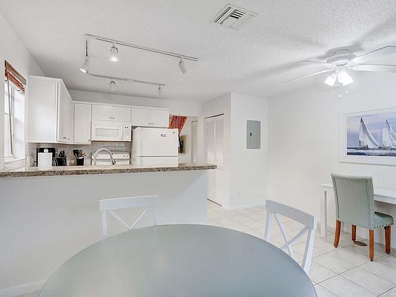 2nd image of 821 NE 8th Ave APT A