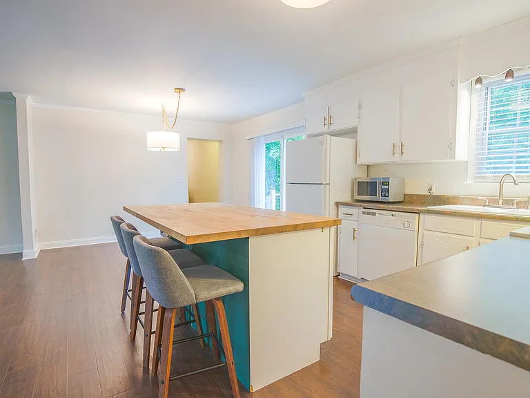 82 Pleasantdale Cir — Photo 12