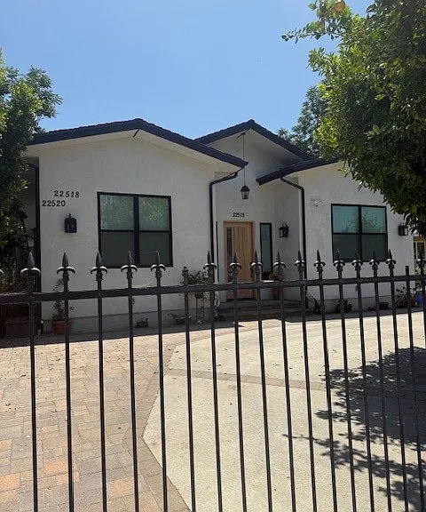 22520 Clarendon St — Photo 31