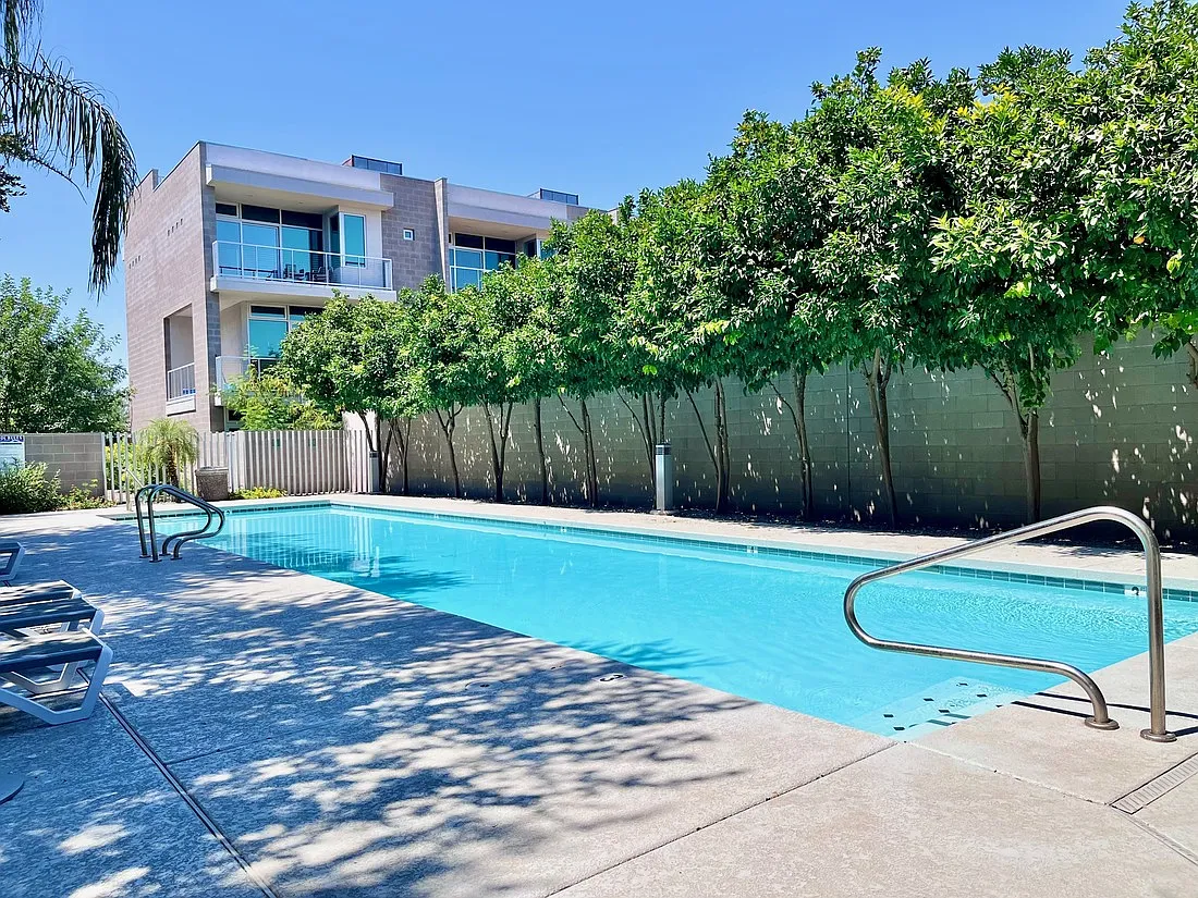 3 bed, 3.5 bath, 2400 sqft, $3,795 — Photo 4