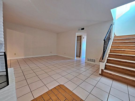 3rd image of 537 W Redd Rd