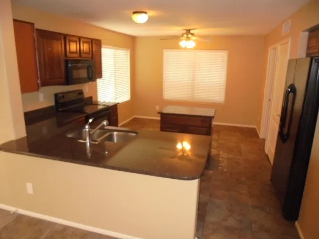 4 bed, 2.0 bath, 1943 sqft, $2,470 — Photo 4