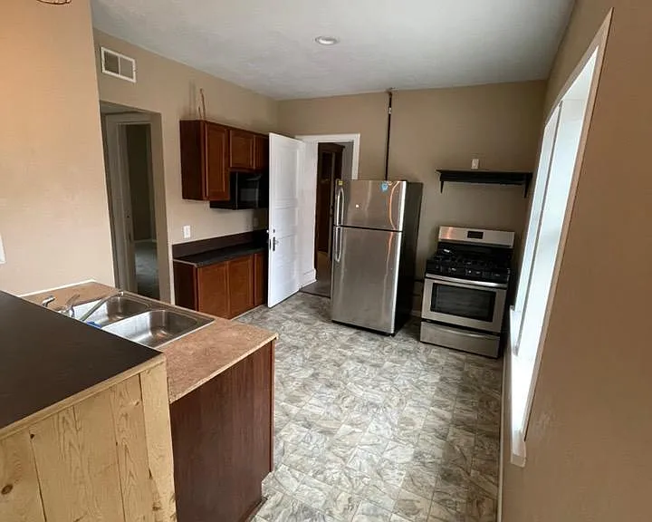 2705 N Bremen St — Photo 2