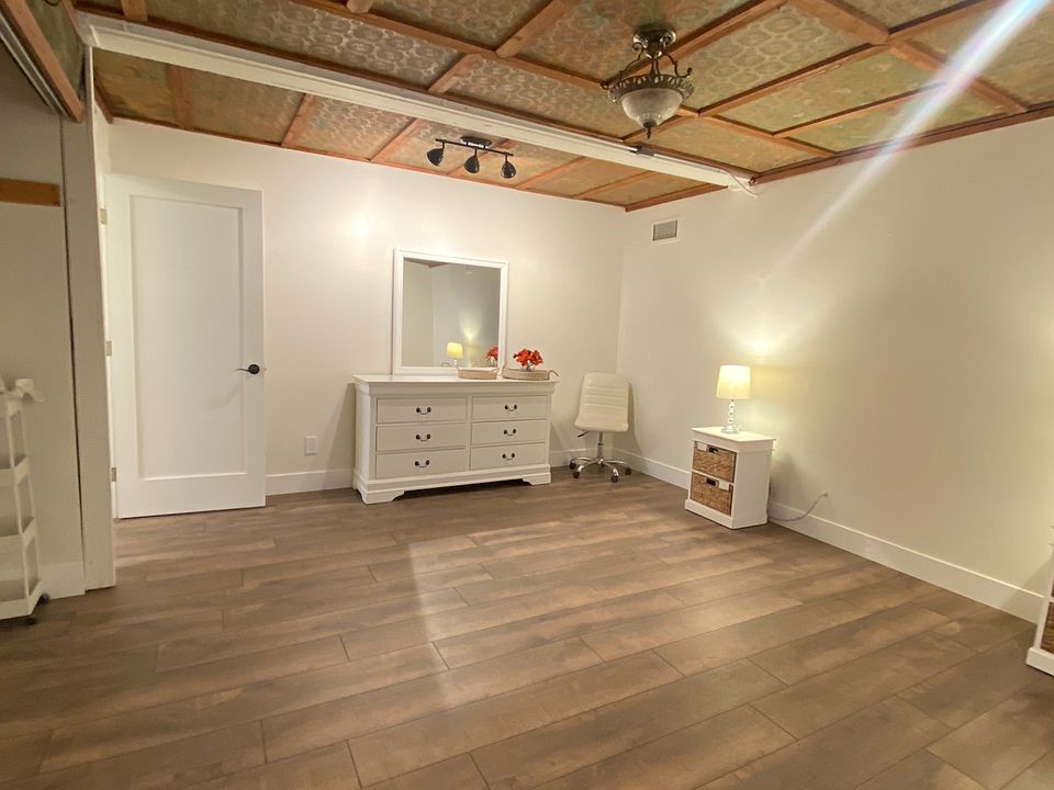 Room (photo 1)
