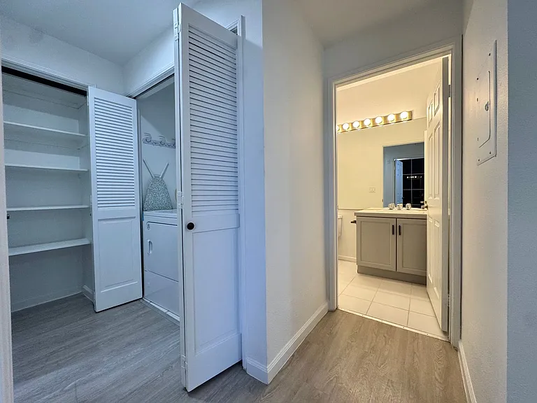 8915 Burton Way — Photo 19