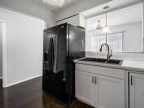 4th image of 5417 Valley Ln E