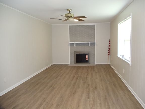 3rd image of 734 Bradford Dr