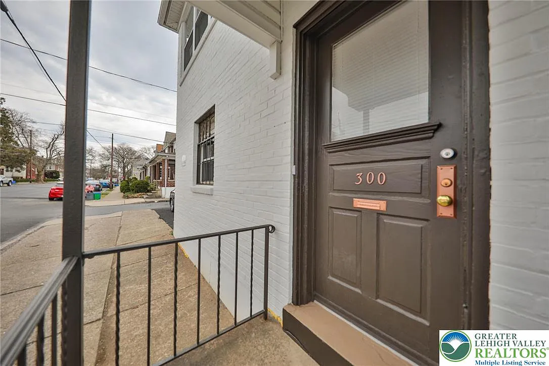 2 bed, 1.0 bath, 1471 sqft, $1,750 — Photo 2