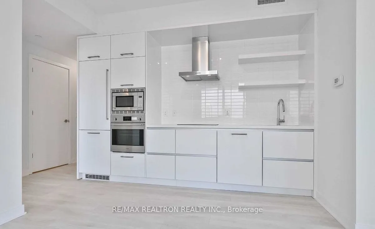 Building Photo - 2221 Yonge St #1802