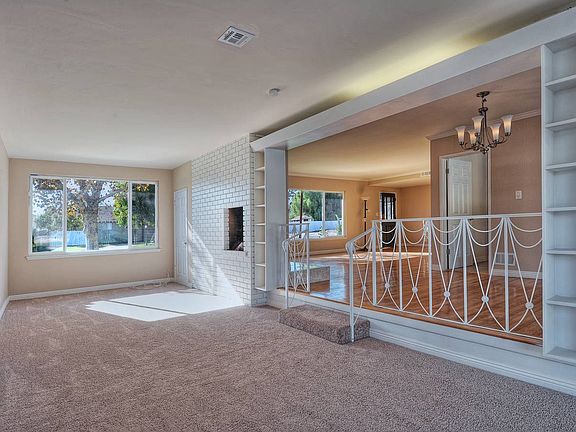 Family Room w Fireplace