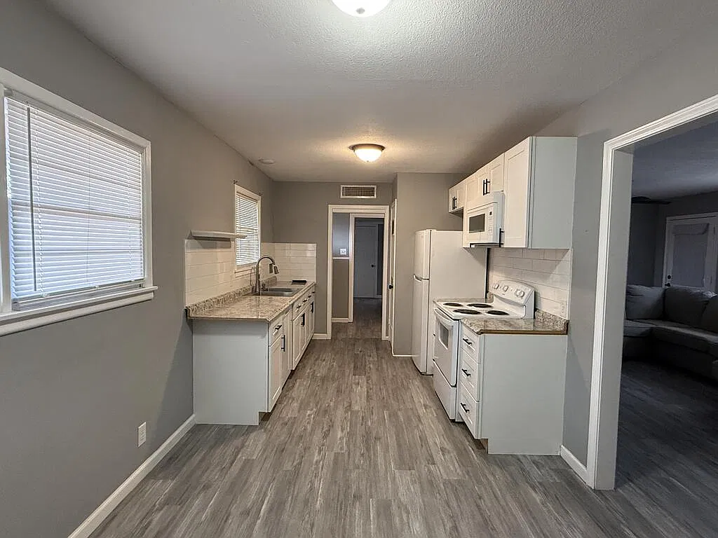 3 bed, 2.0 bath, 1707 sqft, $2,600 — Photo 4