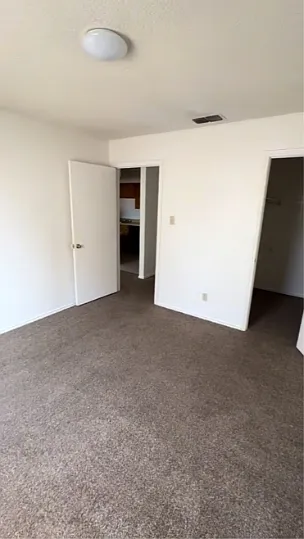 1075 W Vanderbilt St — Photo 4